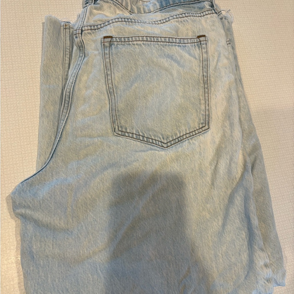 Light Wash Denim Jeans - Classic Back Pocket